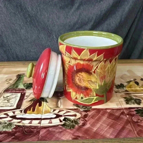 Small Canister & Lid - Picture 1 of 7